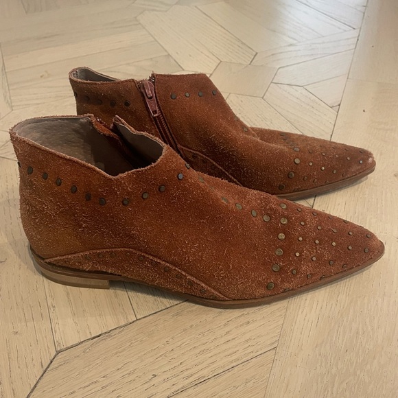 Like new free people suede booties. Size 37 - Picture 2 of 4